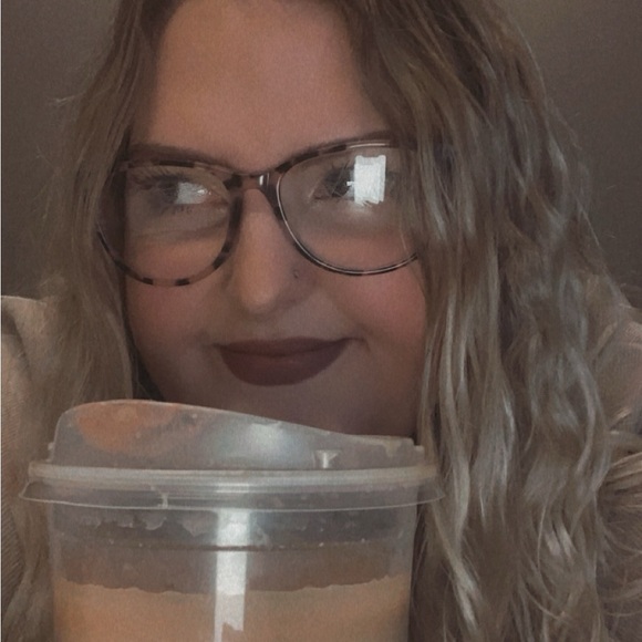 Meet your Posher, Elizabeth!! - Picture 4 of 9